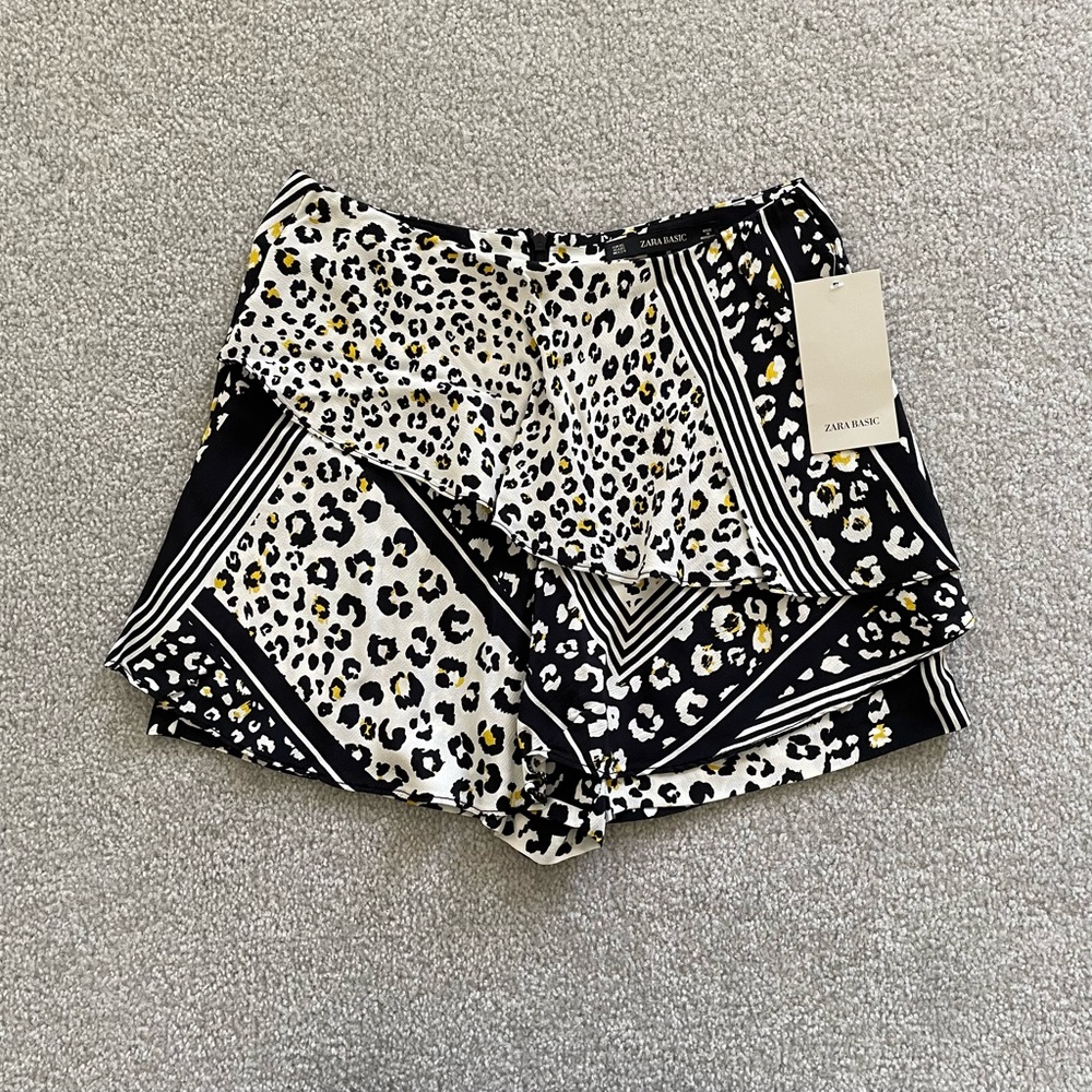 Zara Basics white, black, yellow leopard print tiered skort size XS